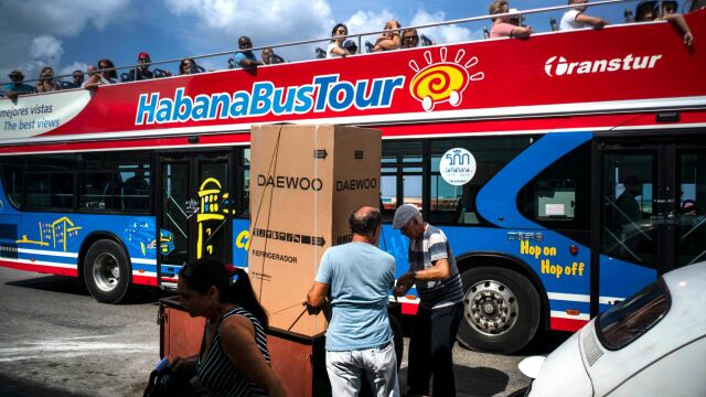 Un cubano traslada un frigorífico comprado hoy en dólares/Ap