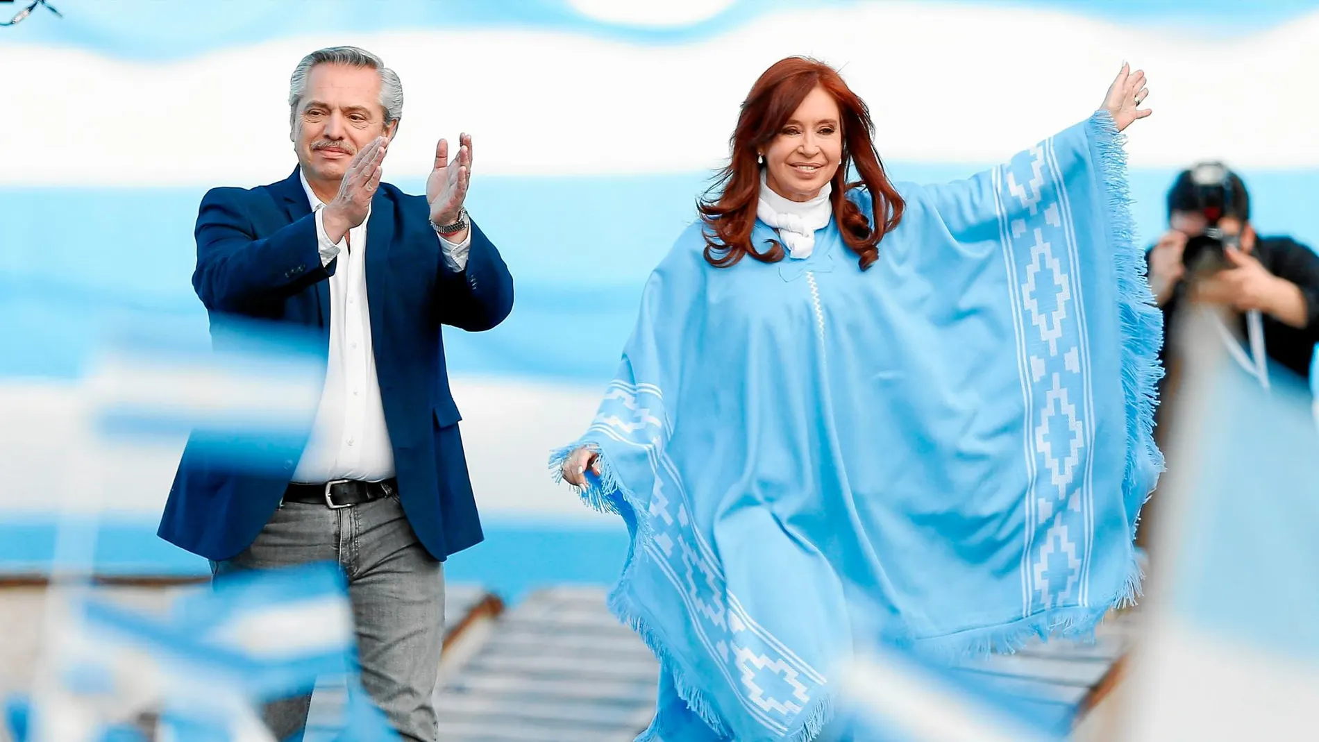 El candidato peronista Alberto Fernández con CFK en un acto de campaña en Mar de Plata