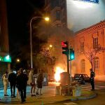 Los vecinos asisten atónitos a la quema de un contenedor en la calle Meléndez Valdés