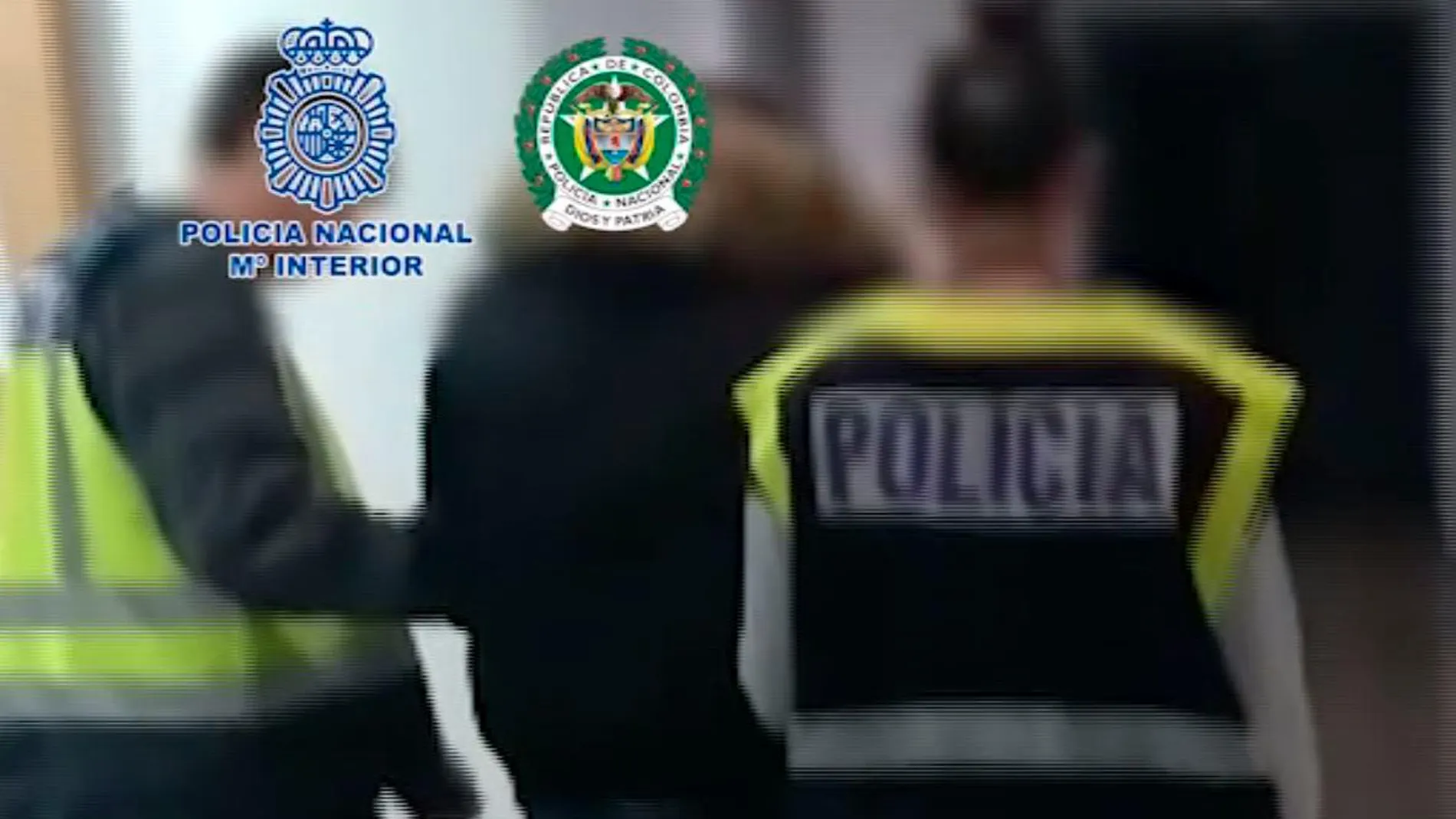 Dos agentes custodian al detenido