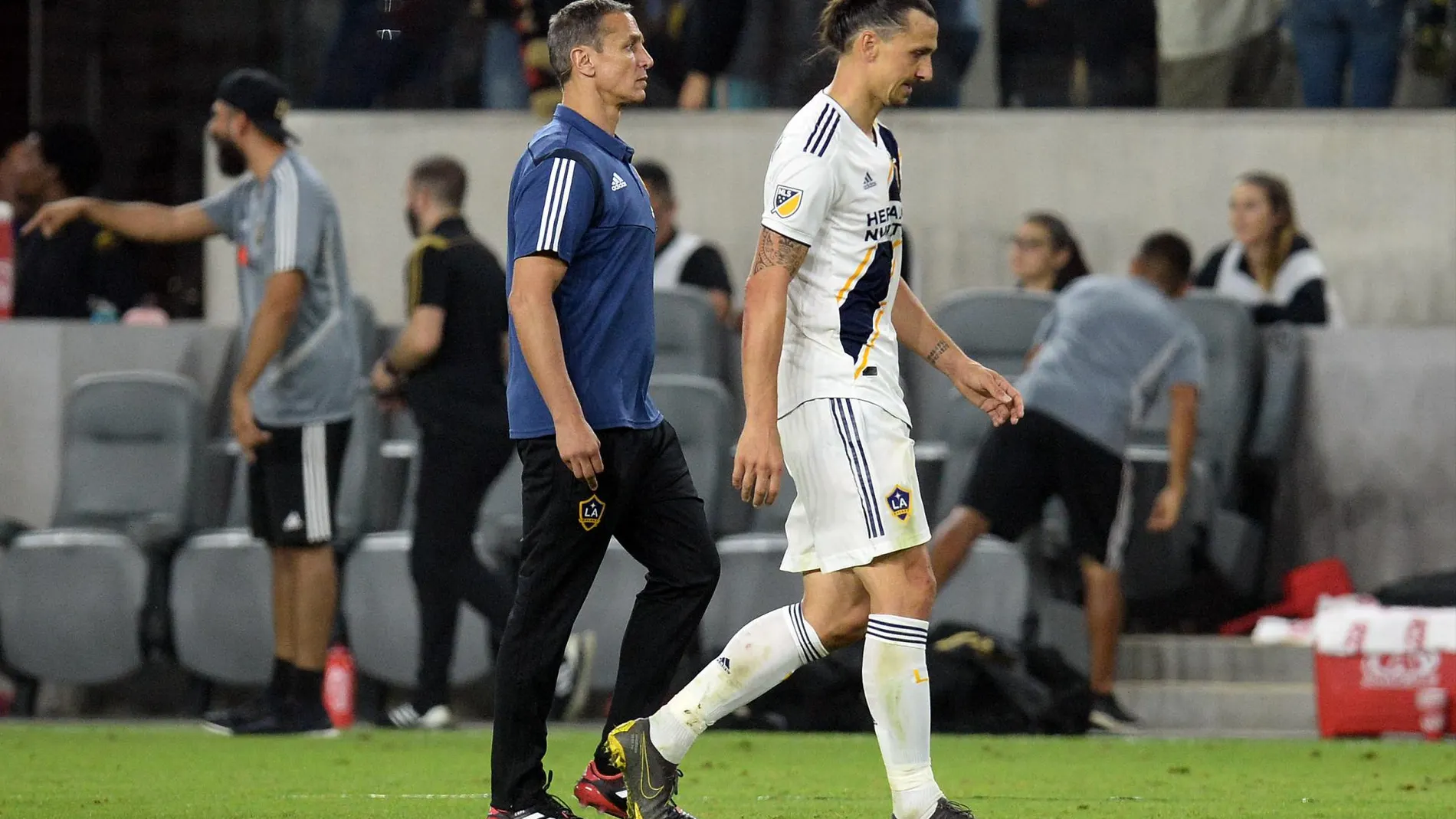 Ibrahimovic abandona el campo tras caer en las semifinales de la Conferencia Oeste