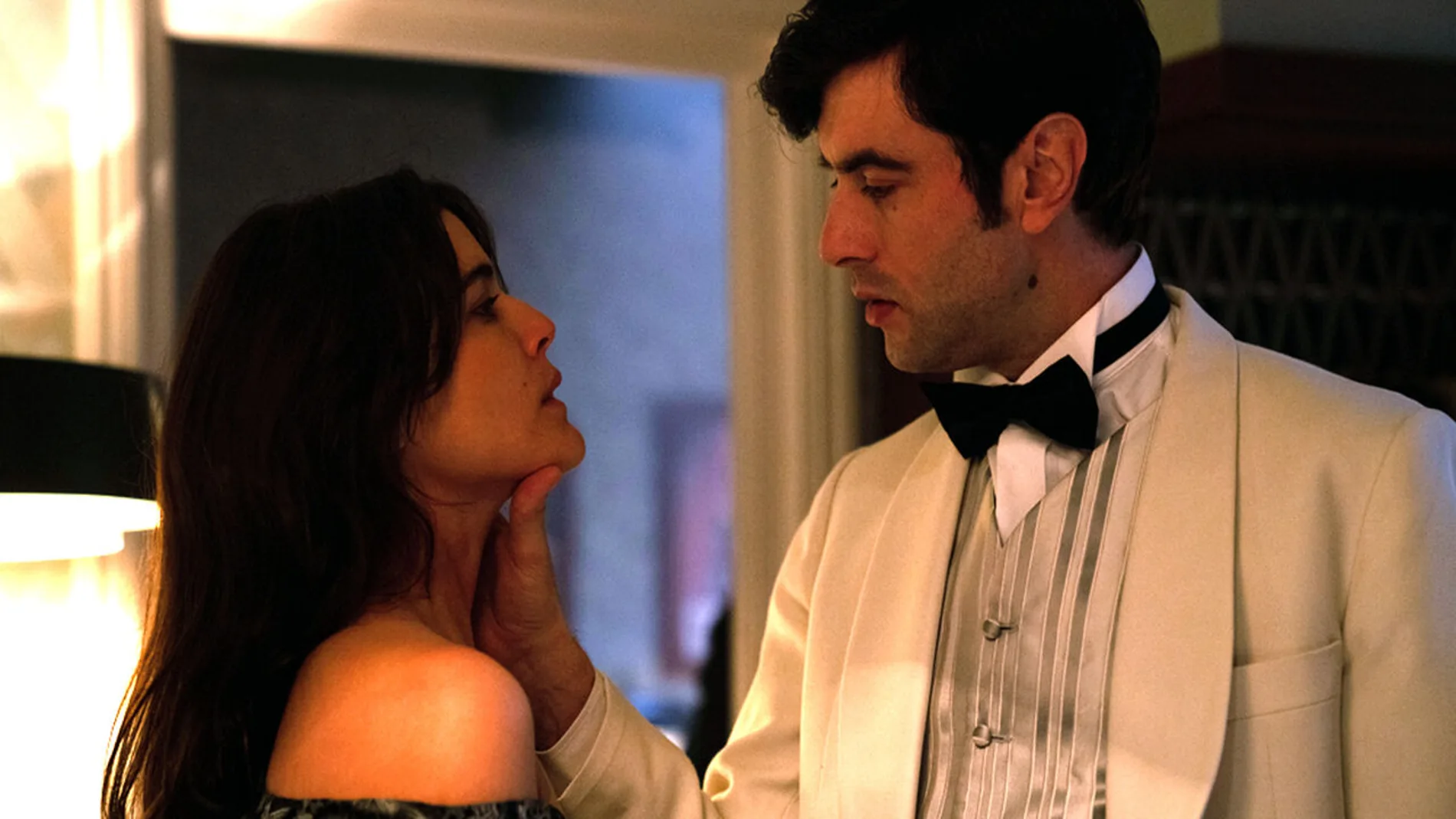 Javier Rey como Malpica, y Adriana Ugarte como en Helena en «Hache»