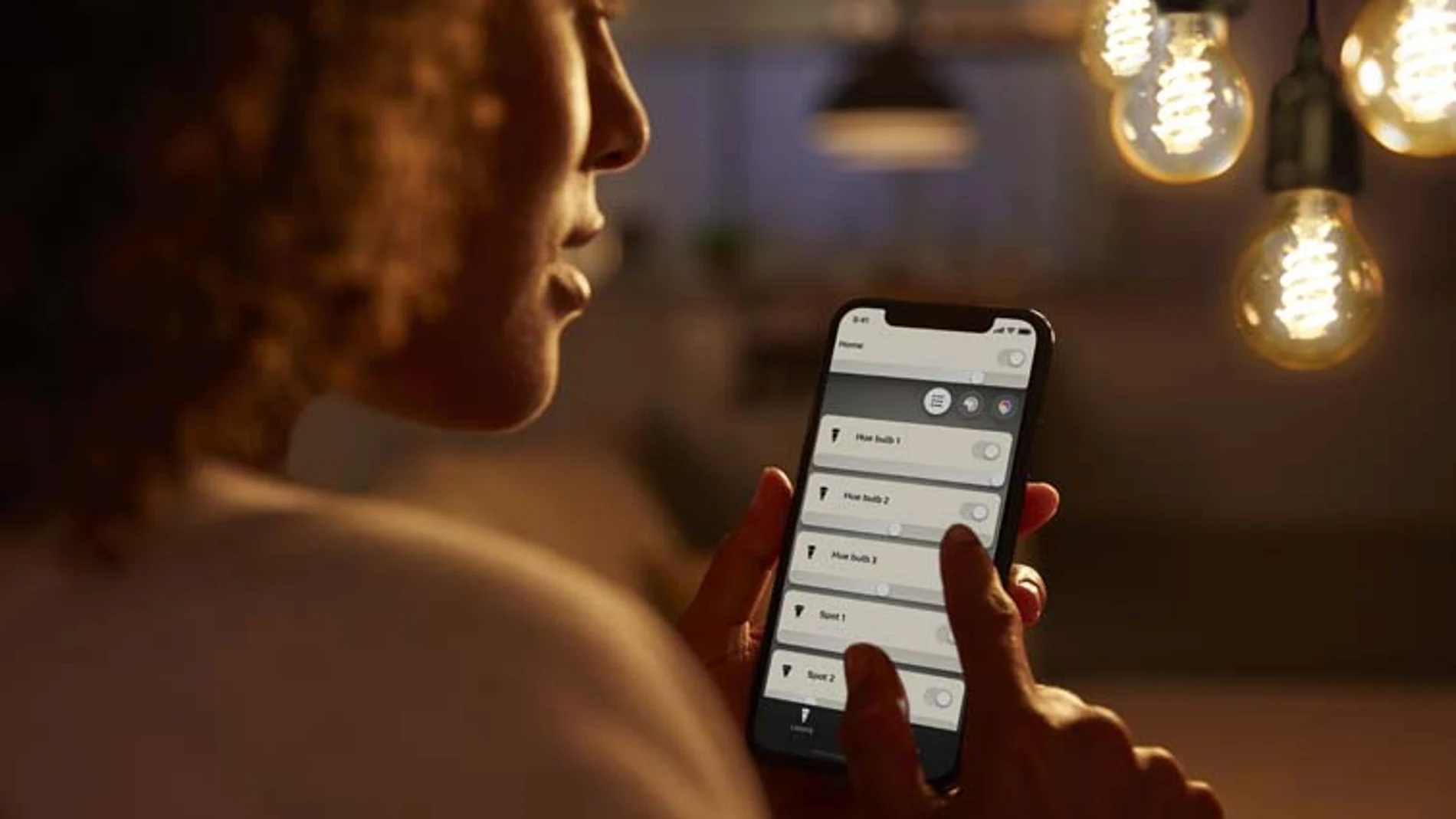 Las bombillas de filamento Philips Hue tienen un aspecto vintage y se pueden manejar desde una aplicación para el móvil.