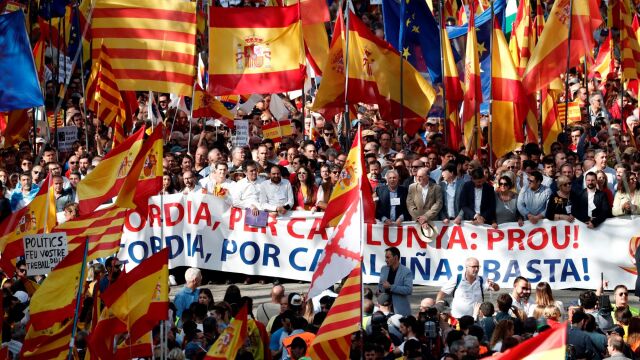 Miles de personas se concentraron en el centro de Barcelona, convocadas por Societat Civil Catalana, para decir "basta"al proceso independentista / Efe
