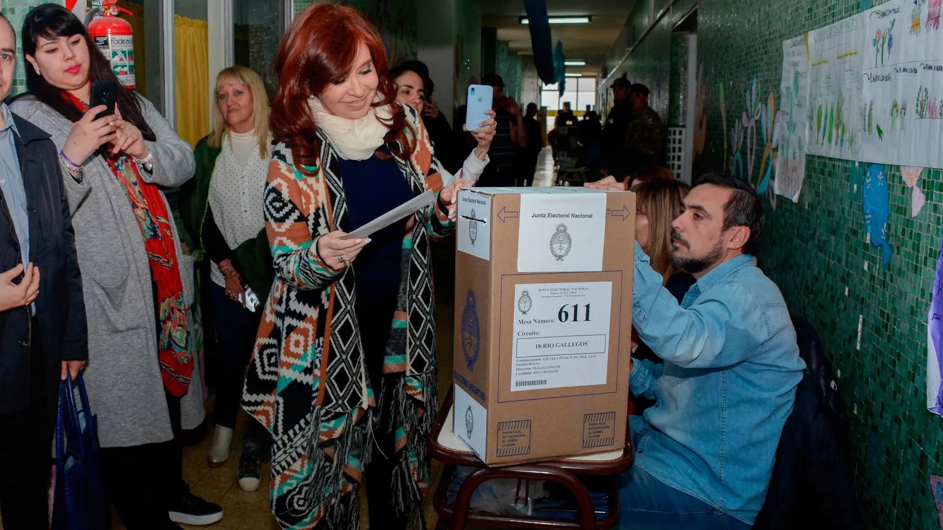 La ex presidenta argentina Cristina Fernández de Kirchner vota este domingo en Río Gallegos (Argentina)