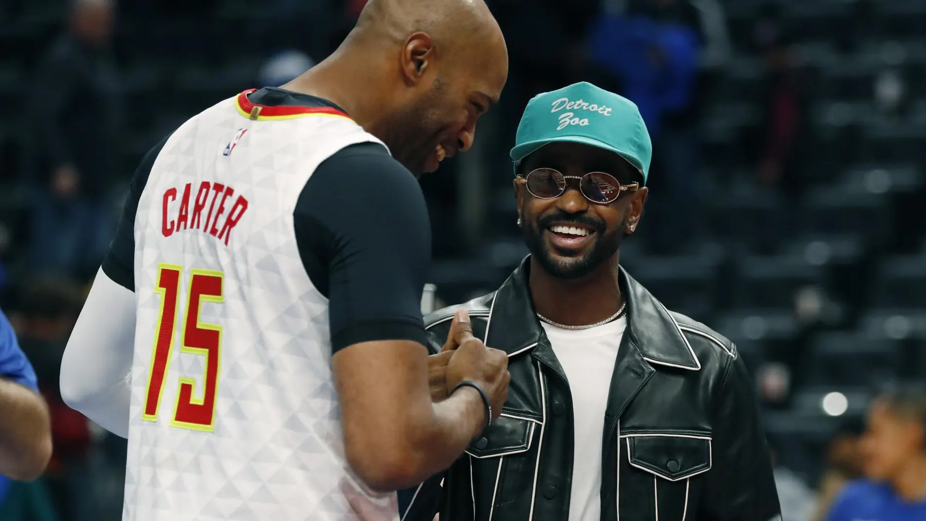 Vince Carter saluda al rapero Big Sean antes de su partido ante los Pistons de Detroit