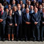 Antonio Costa, junto a sus 19 ministros, ayer en Lisboa, durante la toma posesión del nuevo Gobierno