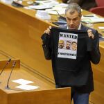 El síndic de Ciudadanos, Toni Cantó con la camiseta en la que aparecen los rostros de los líderes de Compromís, Nomdedéu, Fuset y Grezzi