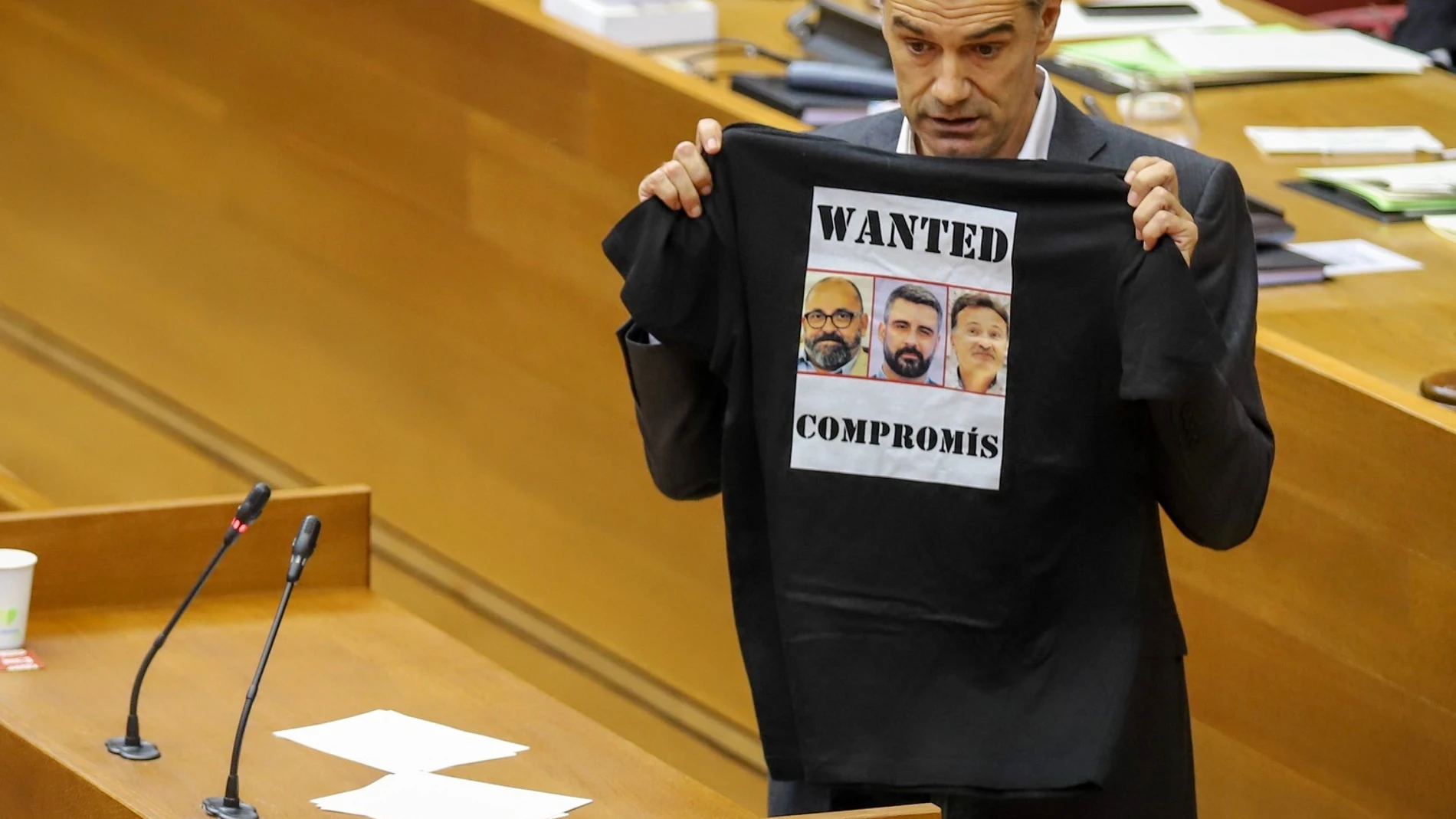 El síndic de Ciudadanos, Toni Cantó con la camiseta en la que aparecen los rostros de los líderes de Compromís, Nomdedéu, Fuset y Grezzi