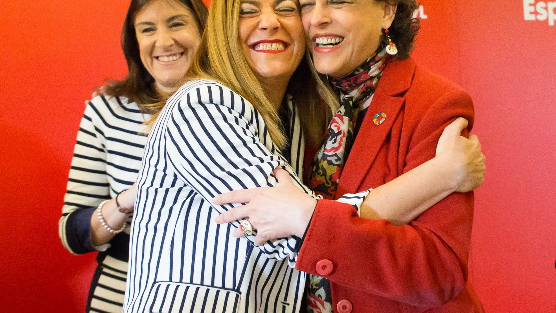 Virginia Barcones abraza a la ministra Valerio en presencia de Ana Sánchez