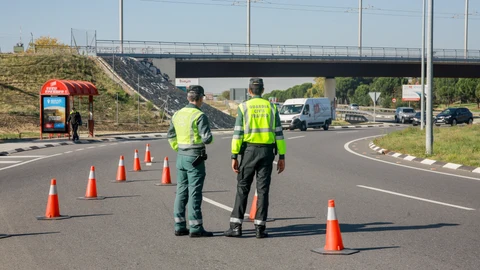 Dos agentes de la Guardia Civil de Tráfico
