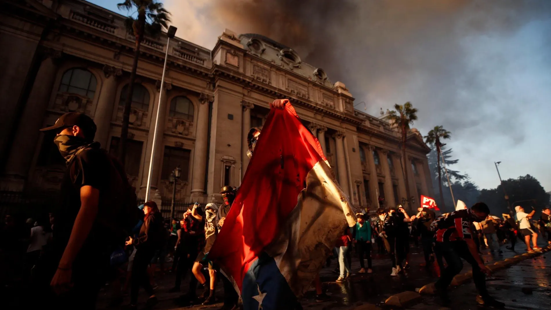 Miles de manifestantes protestan contra el Gobierno de Sebastián Piñera este lunes