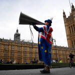 Un activista pro-EU se manifiesta frente al Parlamento británico/Efe