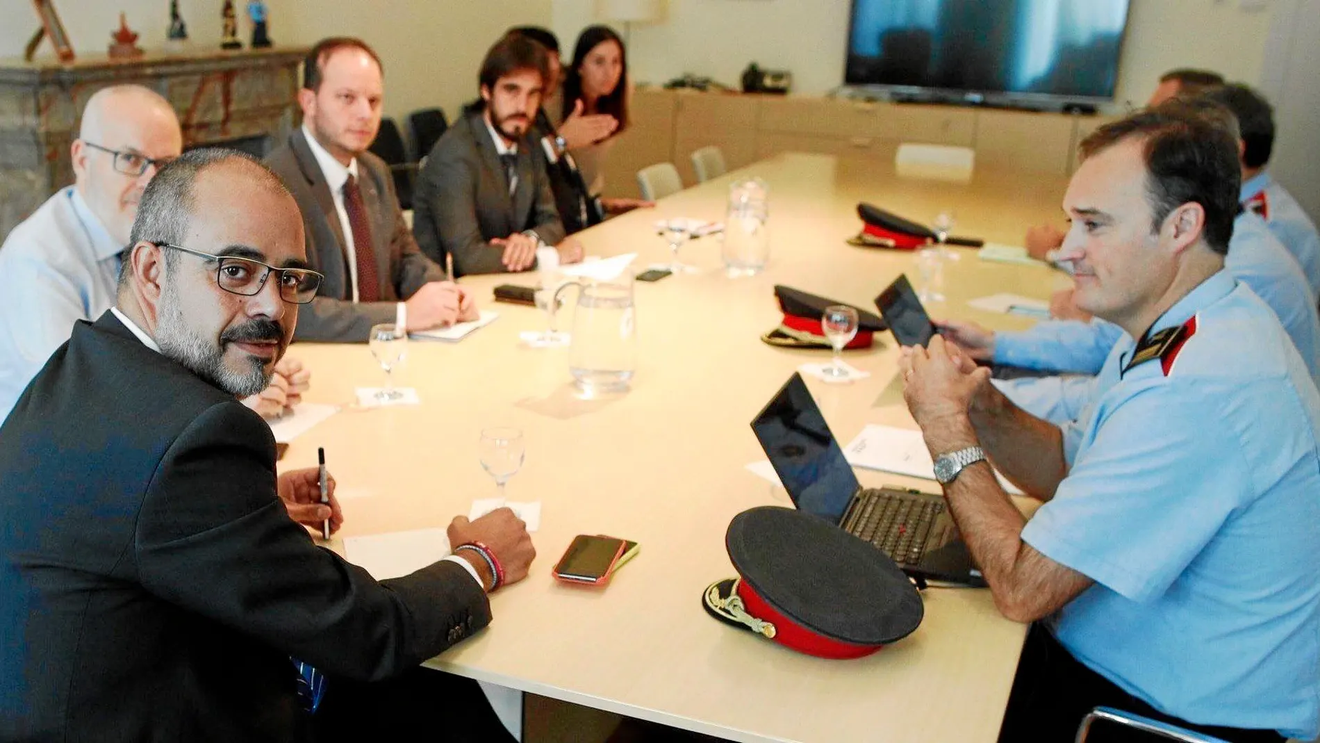Imagen de la reunión que presidió Miquel Buch junto a mandos policiales