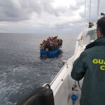La Guardia Civil intercepota una patera llena de inmigrabntes