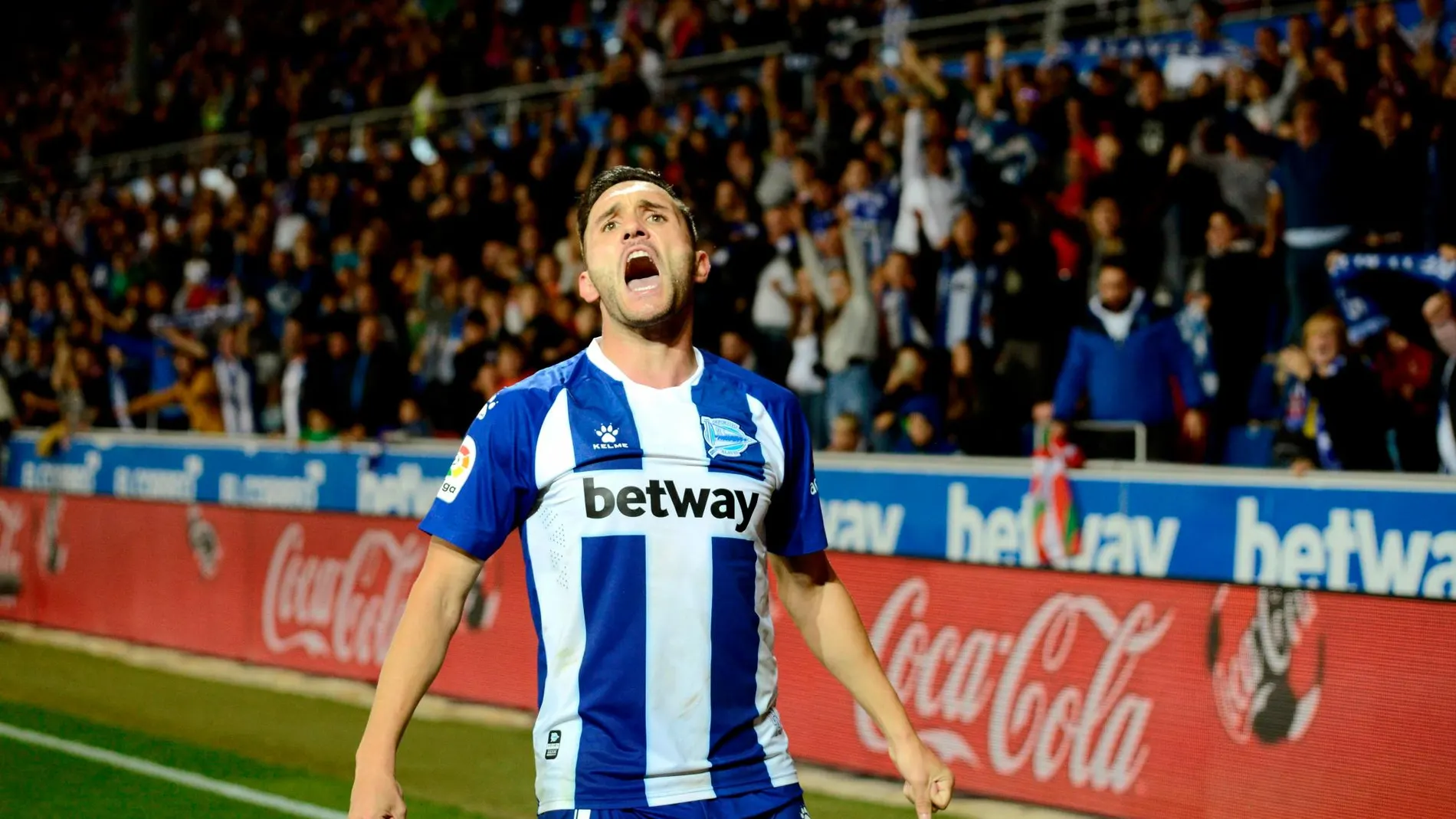 Lucas Pérez celebra un gol con el Alavés.