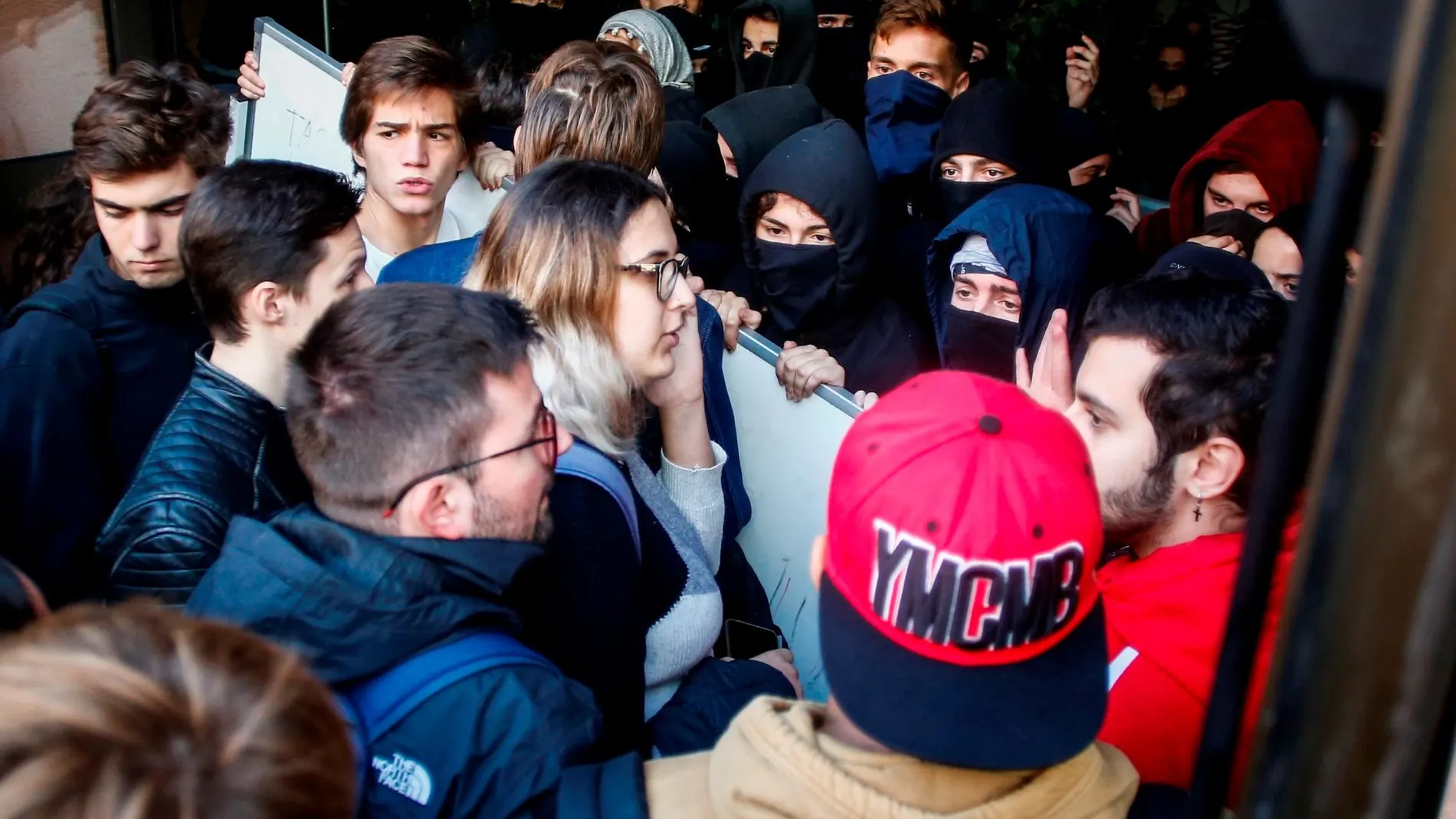 Partidarios y detractores de la huelga se enfrentan en la Universidad Pompeu Fabra/Foto: Efe