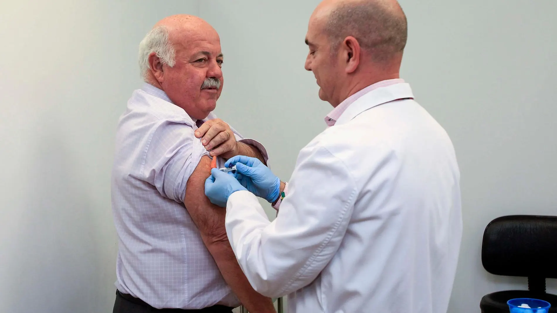 El consejero de Salud, Jesús Aguirre, vacunándose contra la gripe / Foto: Manuel Olmedo