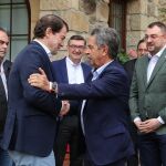 Alfonso Fernández Mañueco saluda a Miguel Ángel Revilla en presencia de Adrián Barbón