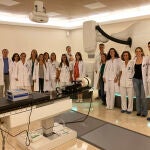 Personal de Oncología Radioterápica y Física Médica del centro madrileño con la última generación de CyberKnife M6