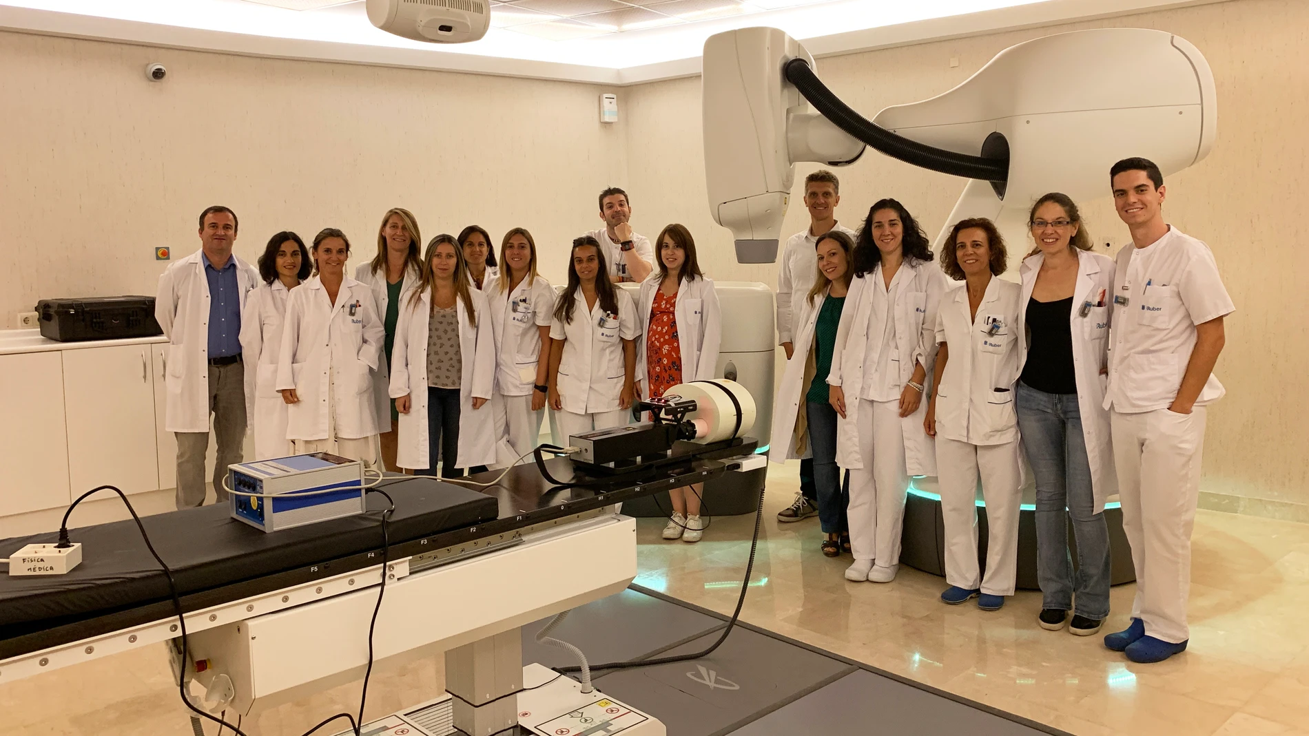 Personal de Oncología Radioterápica y Física Médica del centro madrileño con la última generación de CyberKnife M6