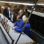 El presidente de la Diputación de Alicante, Carlos Mazón, durante su visita en Crevillente a la Fábrica Imperial de Moquetas