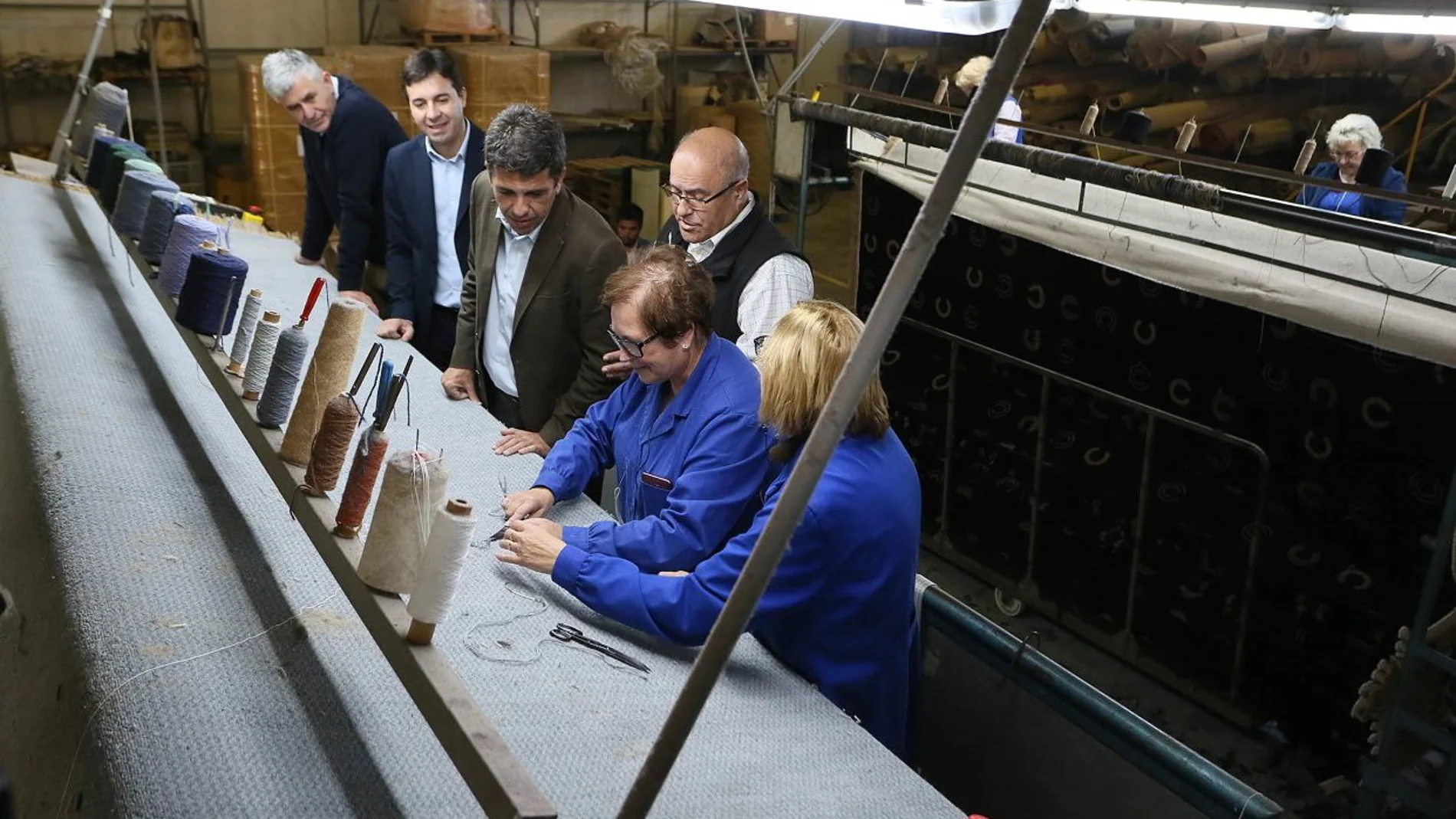 El presidente de la Diputación de Alicante, Carlos Mazón, durante su visita en Crevillente a la Fábrica Imperial de Moquetas