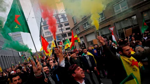 Manifestantes contra la operación turca en el norte de Siria protestan ayer en Fráncfort