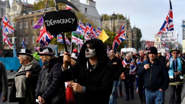 Manifestantes a favor del 'brexit' protestan este jueves en Londres (Reino Unido).EFE/ Neil Hall