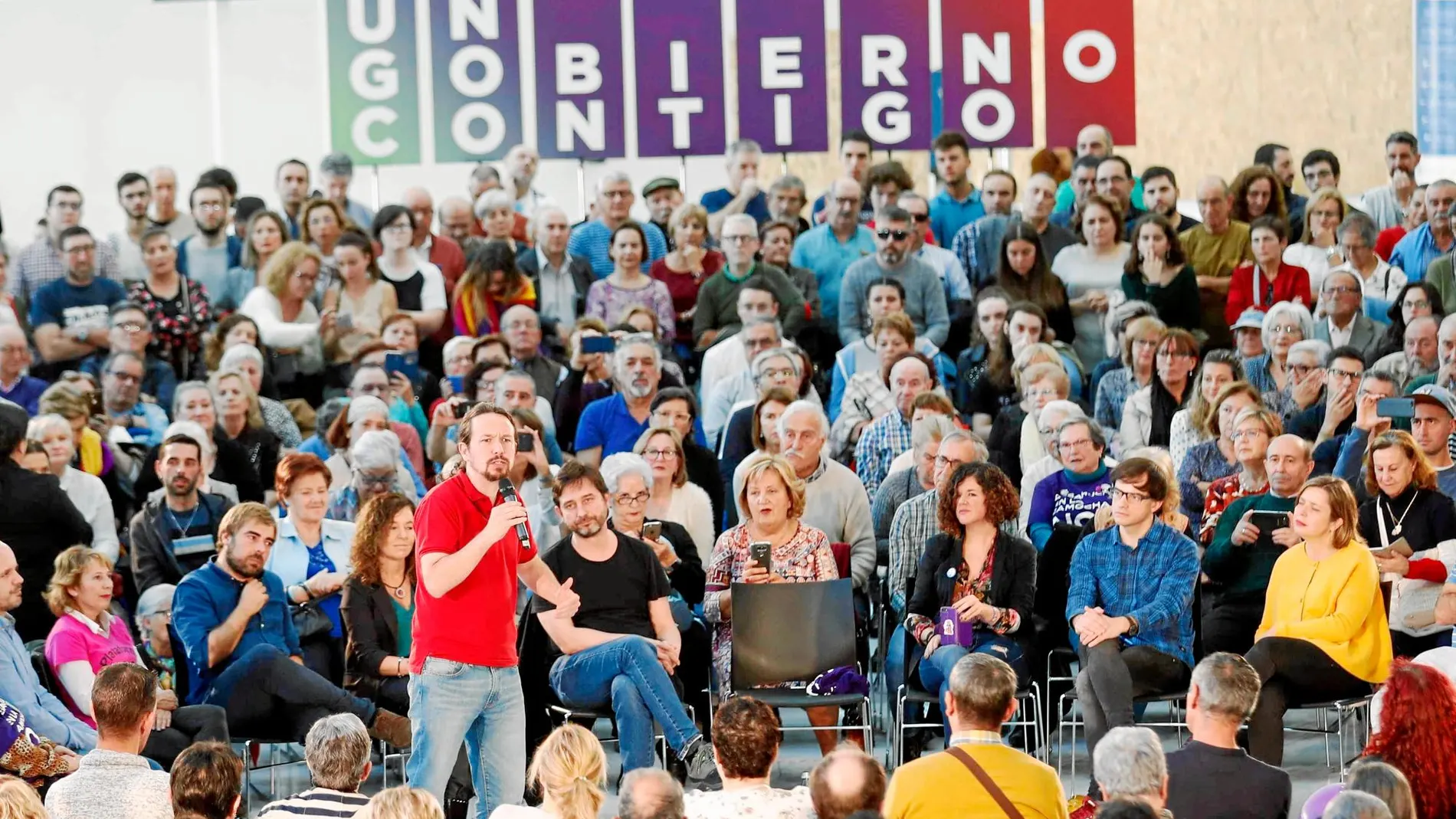 El líder de Podemos, Pablo Iglesias, participó ayer en un encuentro con militantes en el Palacio de Congresos de Oviedo / Foto: Efe