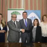 El acuerdo ha sido refrendado por presidente de la Fundación Unicaja, Braulio Medel, y Miriam Pérez, en representación de la Asociación ADE, con la presencia del alcalde de Sevilla, Juan Espadas / La Razón