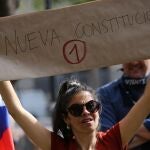 Una mujer protesta por una nueva Constitución el jueves 31 de octubre en la Plaza de Armas de la comuna de San Bernardo, Santiago de Chile (Chile).