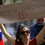 Una mujer protesta por una nueva Constitución el jueves 31 de octubre en la Plaza de Armas de la comuna de San Bernardo, Santiago de Chile (Chile).