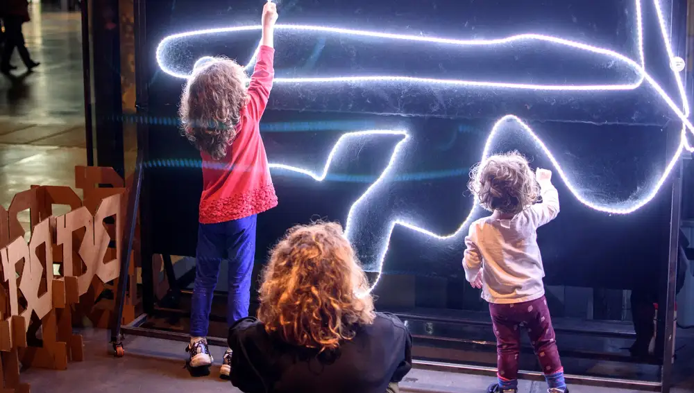 Desarrollará proyectos con inteligencia artificial, en la imagen, unos niños interactúan con la instalación Dark Wall en la que se dibuja con luz. EFE/JAVIER ZORRILLA