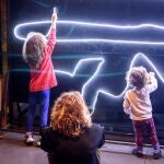 Desarrollará proyectos con inteligencia artificial, en la imagen, unos niños interactúan con la instalación Dark Wall en la que se dibuja con luz. EFE/JAVIER ZORRILLA