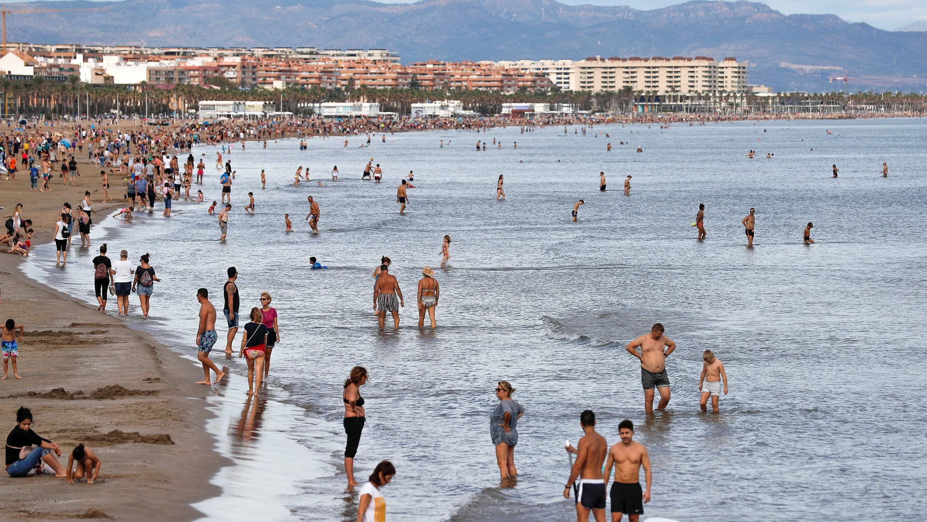 Las temperaturas cercanas a los treinta grados siguen atrayendo a numerosas personas hasta las playas de València