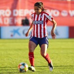 Una jugadora del conjunto rojiblanco conduce el balón
