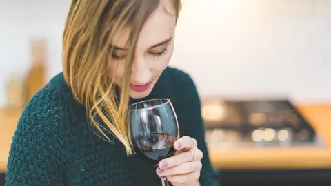 Una mujer con una copa de vino