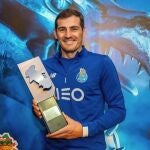 Iker Casillas posa con el trofeo de mejor portero en PortugalTWITTER17/10/2019