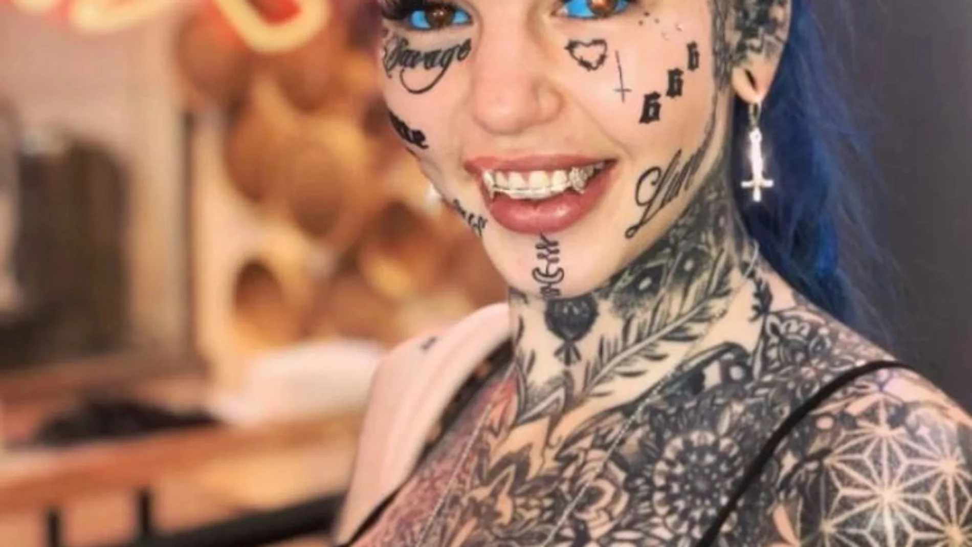 Amber Luke lleva más de 200 tatuajes en su cuerpo