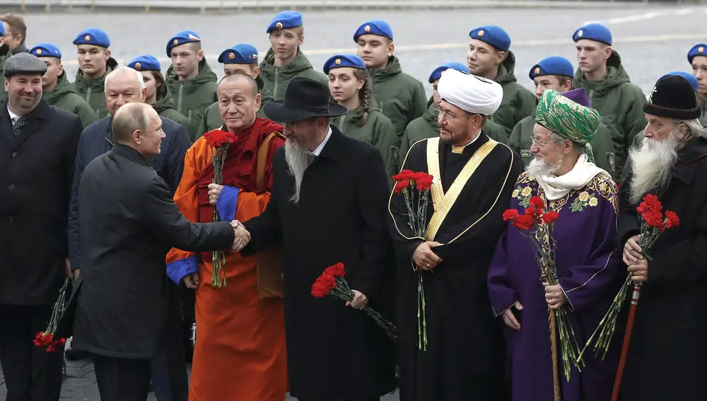 Vladimir Putin junto con los líderes religiosos rusos, durante la celebración de la Unidad Nacional (2019).