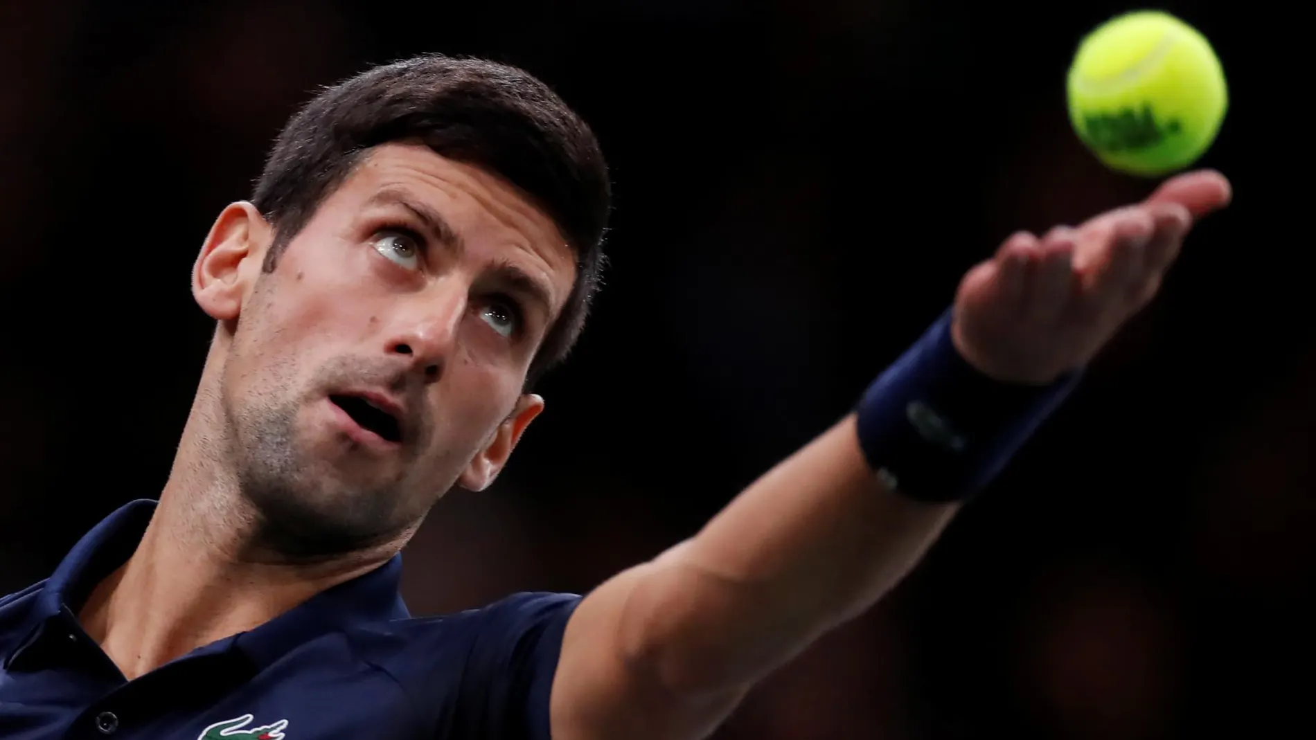 Djokovic saca en la final del Masters 1.000 de París ante Shapovalov