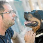Ángel Félez trabaja con perros con conductas violentas en Dog Horse City. Foto: Luis Díaz