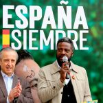 Pablo Sáez junto al camerunés Bertrand Ndongo durante un acto de campaña