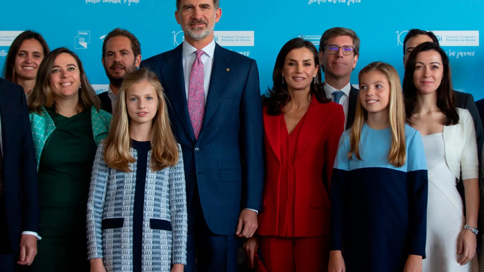 Los Reyes, la Princesa Leonor y la Infanta Sofía junto a premiados en anteriores ediciones de los Premios Princesa de Girona/Foto: Efe