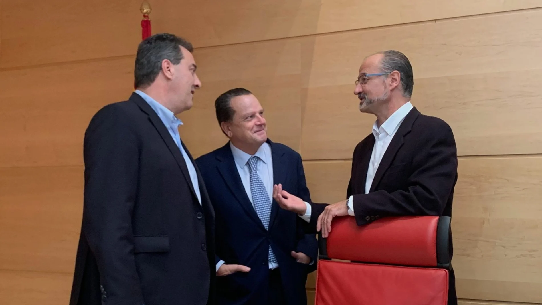 El presidente del Consejo de Cuentas de Castilla y León, Mario Amilivia, conversa con Salvador Cruz y el presidente de las Cortes, Luis Fuentes