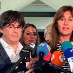 El expresidente de la Generalitat Carles Puigdemont y la número uno al Congreso por Barcelona, Laura Borràs (d), hacen declaraciones tras reunirse en Waterloo con candidatos de JxCat en las elecciones del 10 de noviembre.
