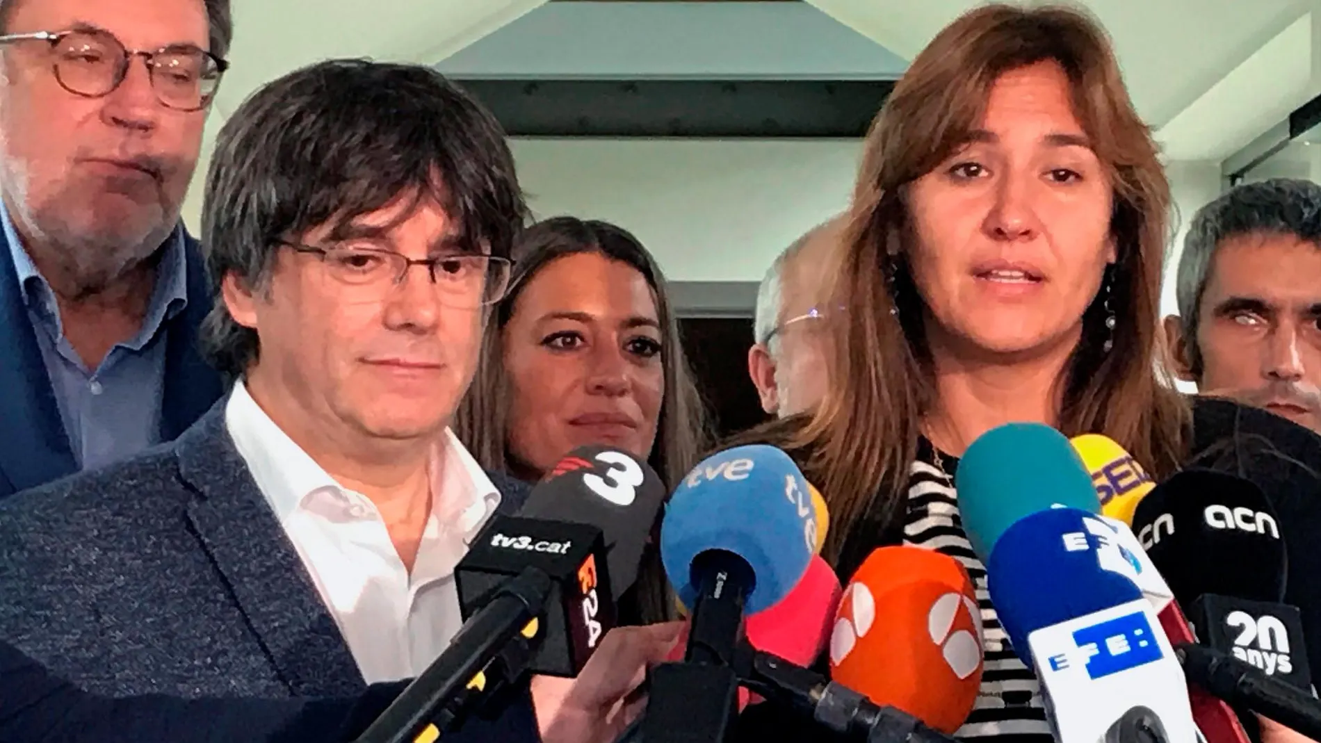 El expresidente de la Generalitat Carles Puigdemont y la número uno al Congreso por Barcelona, Laura Borràs (d), hacen declaraciones tras reunirse en Waterloo con candidatos de JxCat en las elecciones del 10 de noviembre.