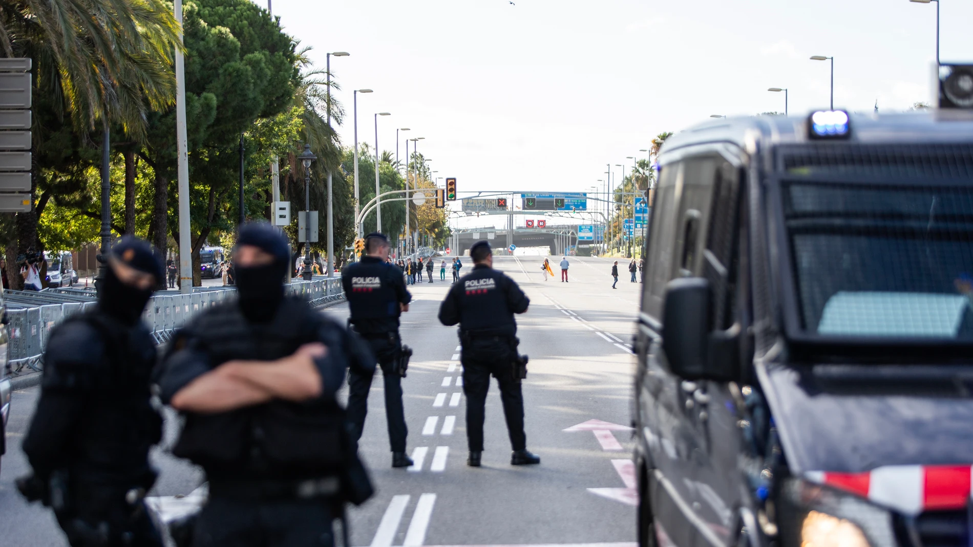 Protestas ante el Palau de Congressos de Barcelona, donde tiene lugar el acto de los Premios de la Fundación Princesa de Girona