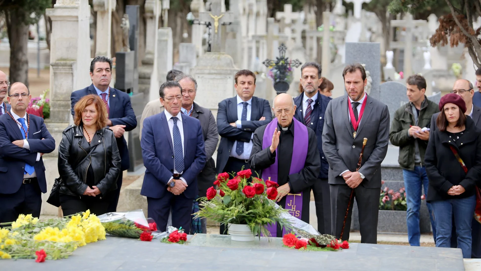 El alcalde de Valladolid, Óscar Puente, acompañado por el cardenal arzobispo de Valladolid, Ricardo Blázquez, y la corporación municipal, entre otros, asiste a la celebración del Día de Todos los Santos en el cementerio del Carmen